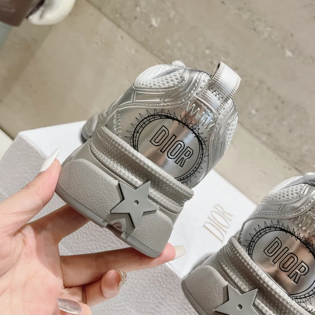 👟👟Ex-factory price 560👟👟 (top version) The latest hot model, the star model 2024 main hot product, the newly released Dior Dior Chrono new casual sports shoes, running shoes and dad shoes are really cool, full of futuristic feeling! Really cool! Once again interpreting Dior's concept of cool fashion, the lucky star will bless you with good luck. The new EVA sole is super light and super soft! A perfect replica of the original! Fully matched material and mold! ! 35-40